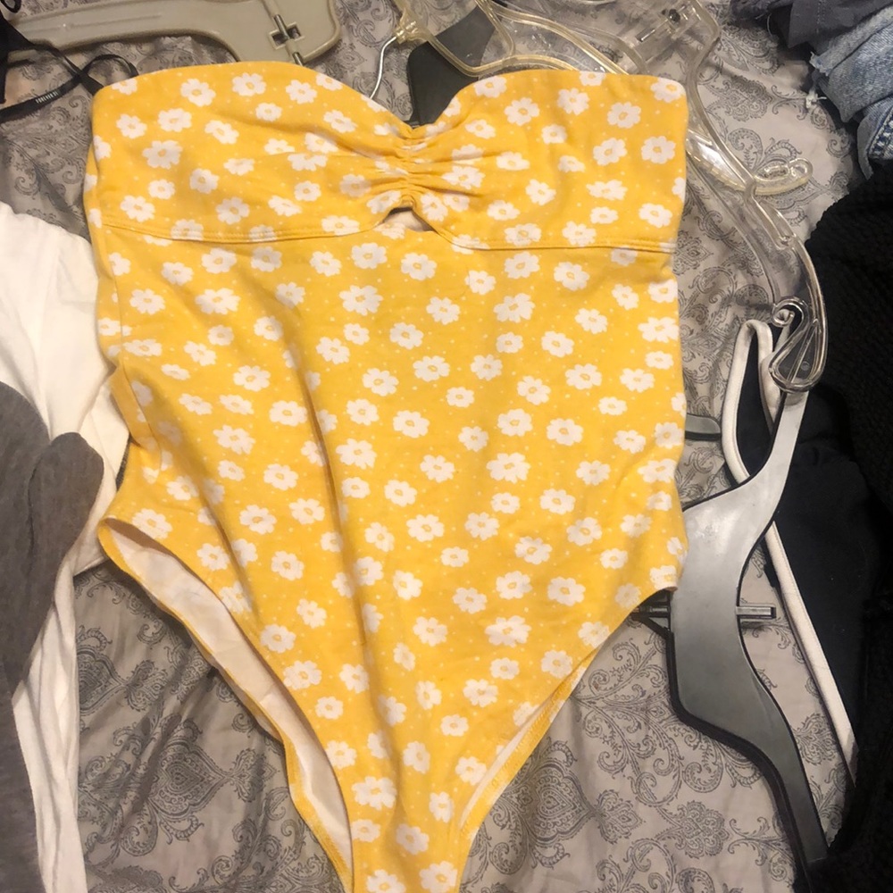 3/25 daisy bodysuit